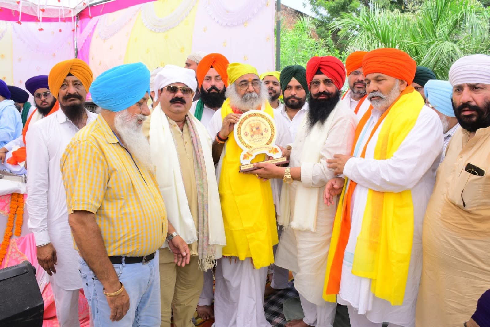सिसौली में बाबा टिकैत की 91वीं जयंती पर उपस्थित विभिन्न गणमान्य नेता एवं किसान प्रतिनिधि